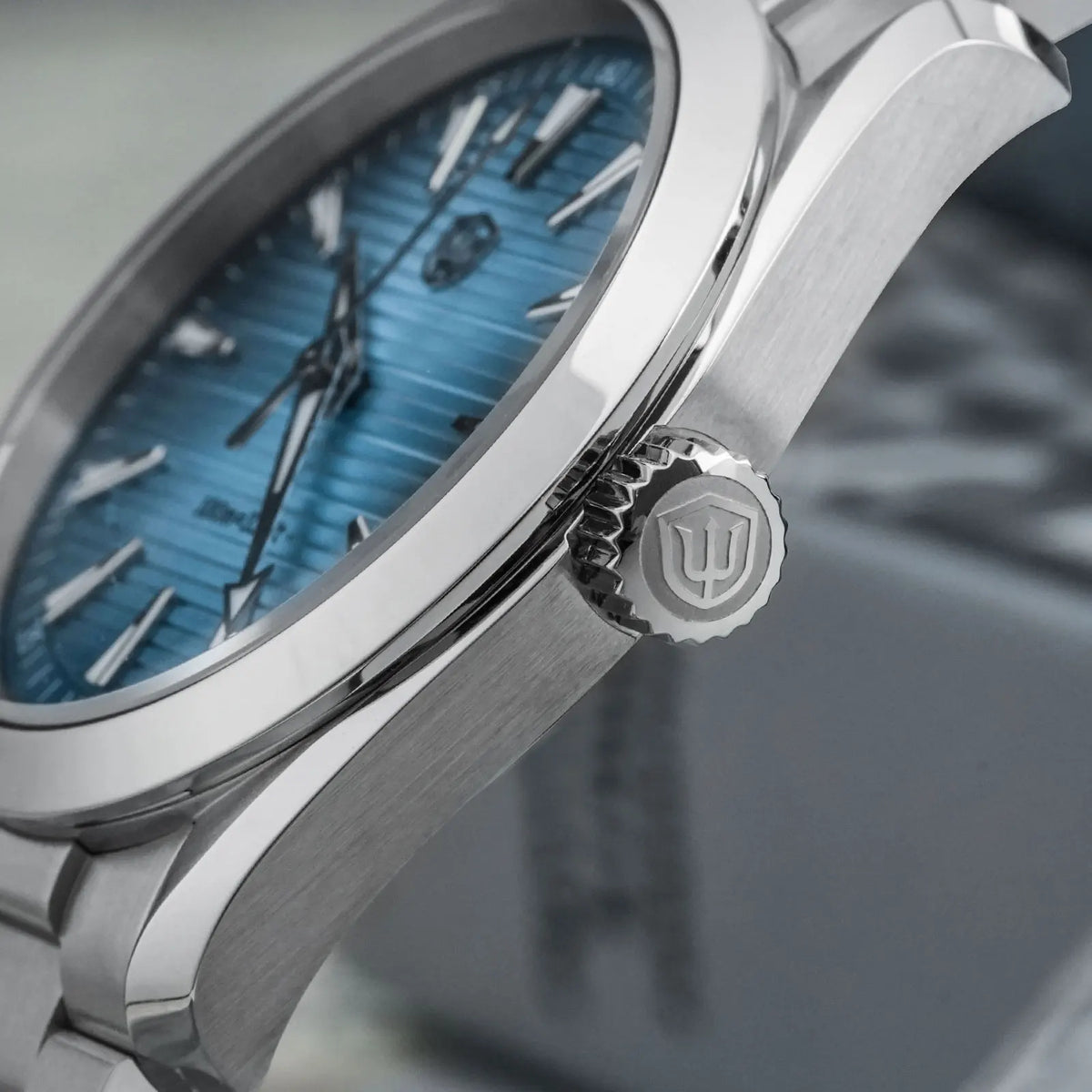 „Watchdives“ laikrodis WD0006, mechanizmas VH31 su sklandžiai veikiančia sekundės rodykle, išgaubtas safyro stiklas, švytinti danga BGW9, atsparus vandeniui iki 10 barų, 38 mm, klasikinis stilius