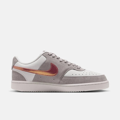 W NIKE COURT VISION LO LX IU7630-200, baskets basses pour femmes, chaussures décontractées en cuir gris et blanc avec semelle en caoutchouc bordeaux et logo Swoosh.