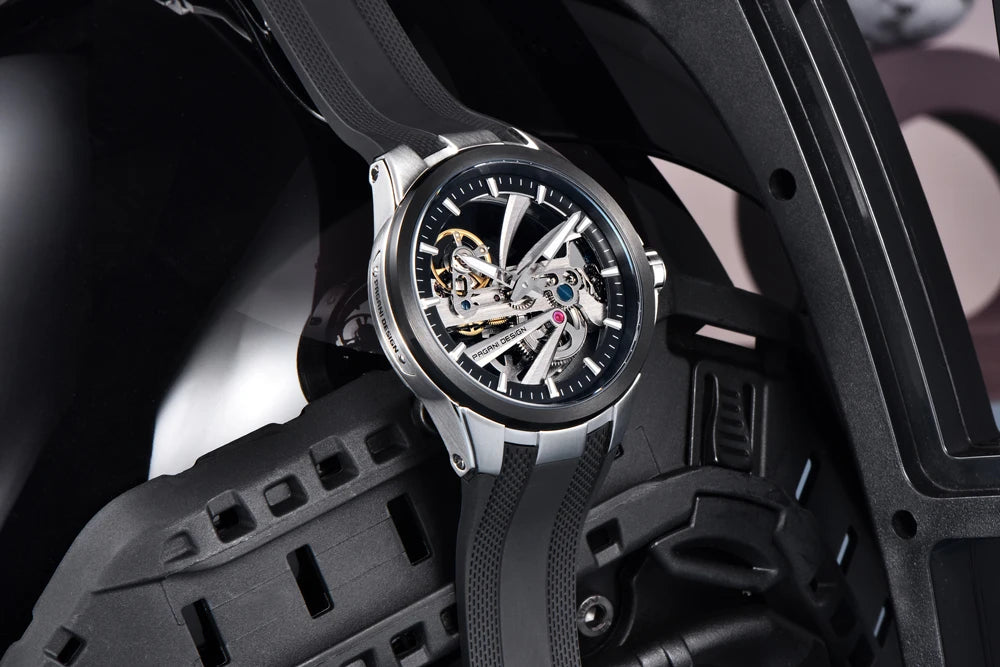 Ceas pentru bărbați PAGANI DESIGN – Model mecanic automat de lux, de tip „schelet” (cu mecanism expus), dotat cu un tourbillon, sticlă de safir cu tratament antireflex, rezistent la apă și luminescent.