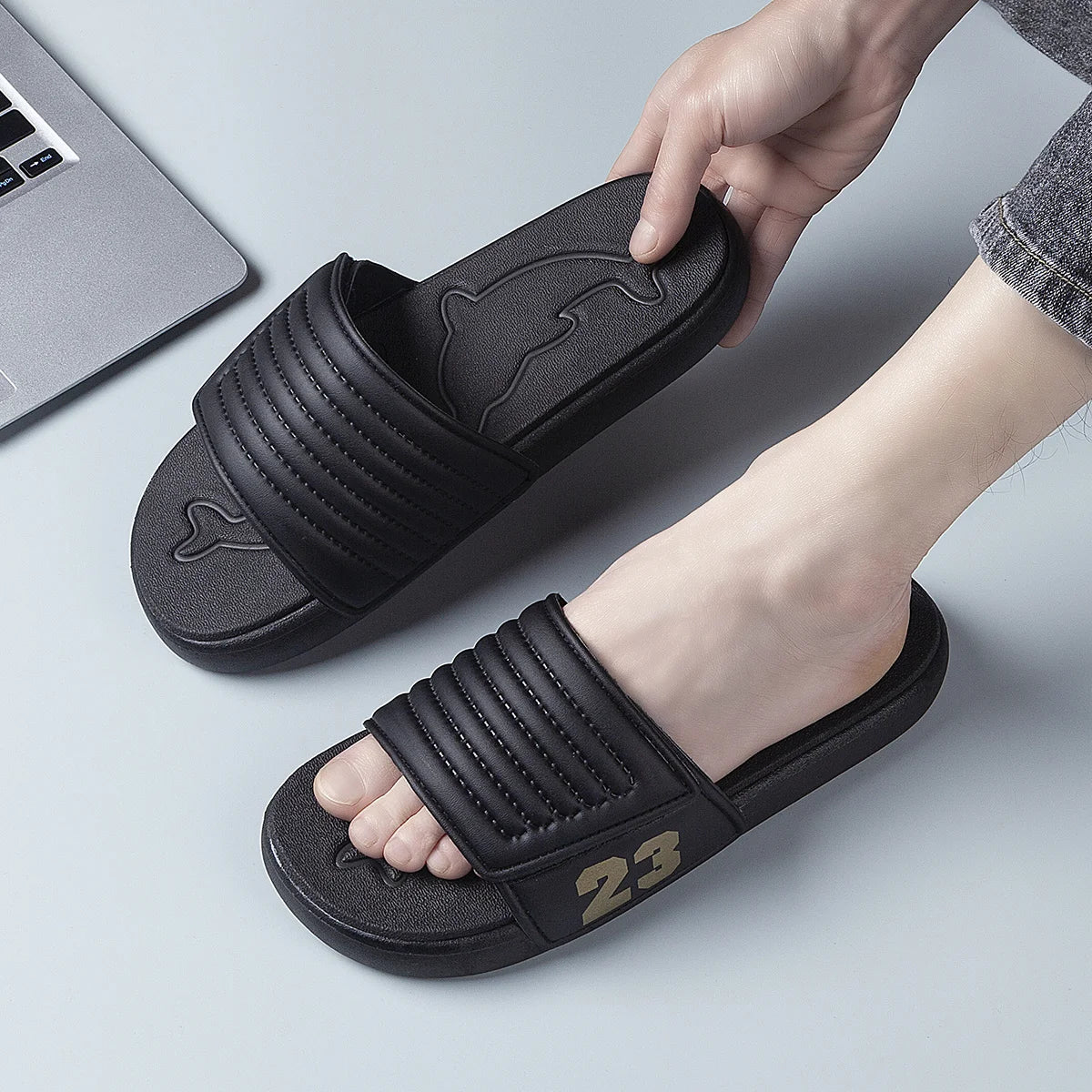Åndbare sommer-flip-flops til mænd – lette, hurtigtørrende hjemmesko – komfortable indendørs- og udendørs-sandaler – vandtætte strandsko