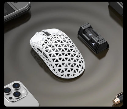 Mouse de gaming wireless ATTACK SHARK R5 Ultra Carbon Fiber, senzor de gaming PixArt PAW3950MAX, 42000DPI, 8000Hz, MCU Nordic 52840