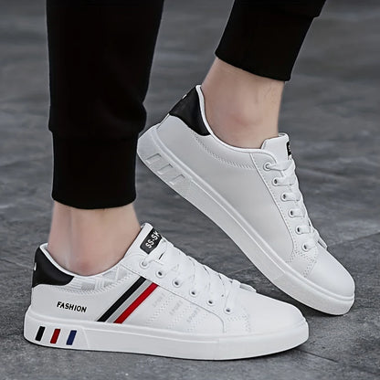 Une paire de baskets blanches, parfaites pour le skateboard, les sports décontractés et le quotidien. Léger avec une semelle souple, adapté pour