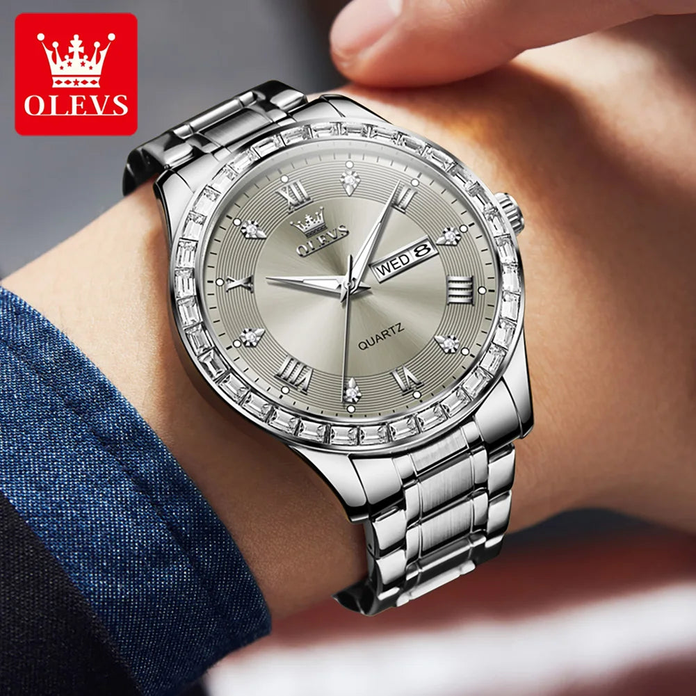 OLEVS 9906 kvartsarmbandsur för män, fyrkantig modell prydd med diamanter, armband i rostfritt stål, vattentätt, med dubbel kalender; ett originellt lyxarmbandsur, perfekt för arbetslivet.