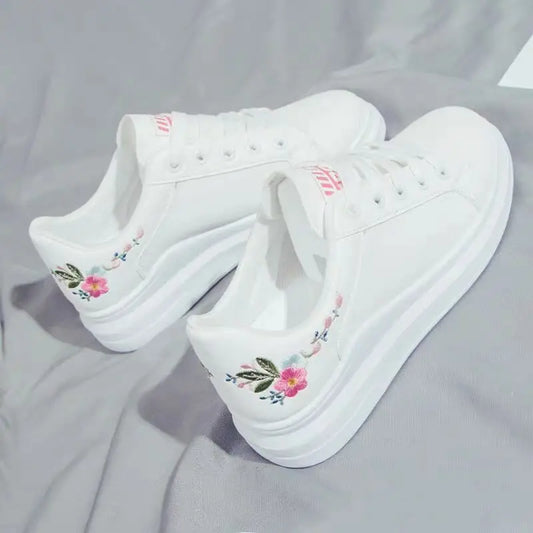 Scarpe da donna 2025 da running primavera/autunno, sneakers casual bianche traspiranti con fiori ricamati e lacci