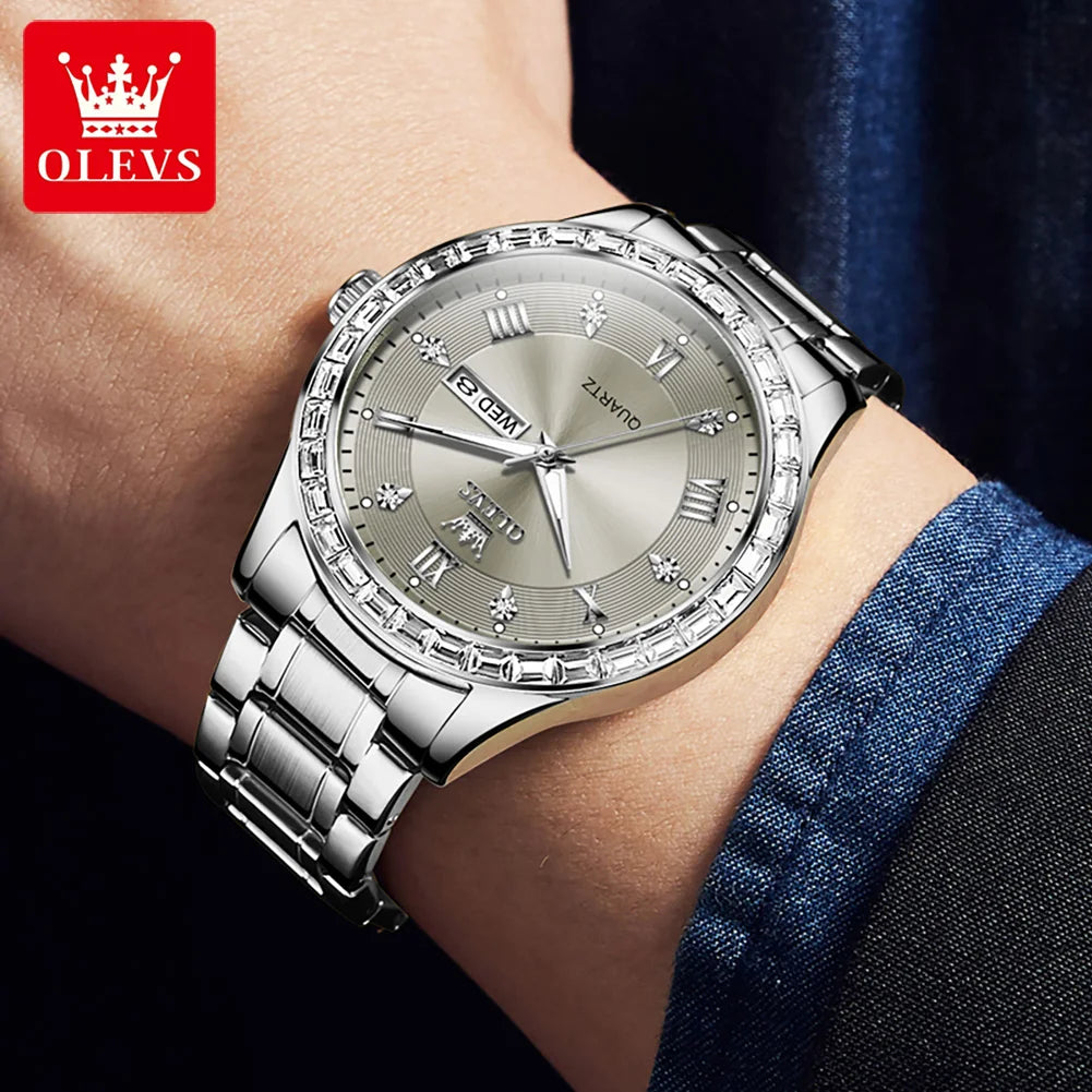 OLEVS 9906 kvartsarmbandsur för män, fyrkantig modell prydd med diamanter, armband i rostfritt stål, vattentätt, med dubbel kalender; ett originellt lyxarmbandsur, perfekt för arbetslivet.