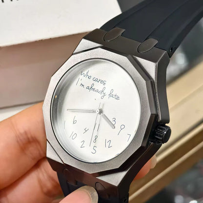 Lyxig herrklocka med åttkantigt boett och silikonarmband, vattentät, med en urtavla prydd med den humoristiska sloganen ”Who Cares I'm Already Late” (Än sen då, jag är ju redan sen).