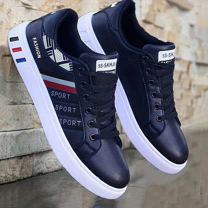 Une paire de baskets blanches, parfaites pour le skateboard, les sports décontractés et le quotidien. Léger avec une semelle souple, adapté pour