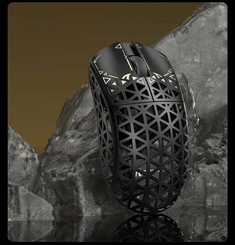 Mouse de gaming wireless ATTACK SHARK R5 Ultra Carbon Fiber, senzor de gaming PixArt PAW3950MAX, 42000DPI, 8000Hz, MCU Nordic 52840
