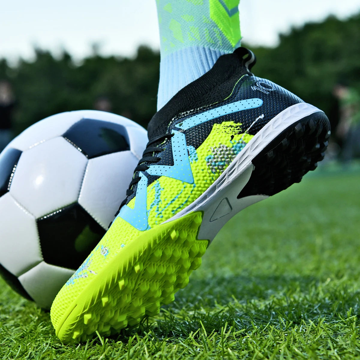 Chaussures d'entraînement unisexes Value Turf Trainers, tige en PU tissé, crampons en caoutchouc TF, antidérapantes, durables et économiques.