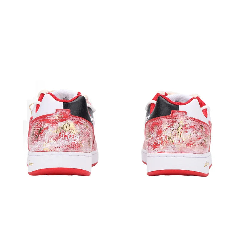 Skräddarsydda sneakers Nike EBERNON ”Fiery Red Snake” med guldfolie, vintage-inspirerade, slitstarka, låga unisex-sneakers