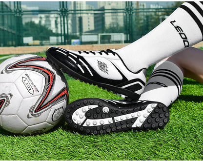 Chaussures de Football pour hommes, bottes de Football sur gazon, clous de sol fermes, baskets antidérapantes pour garçons, baskets originales d'entraînement sur le terrain en plein air