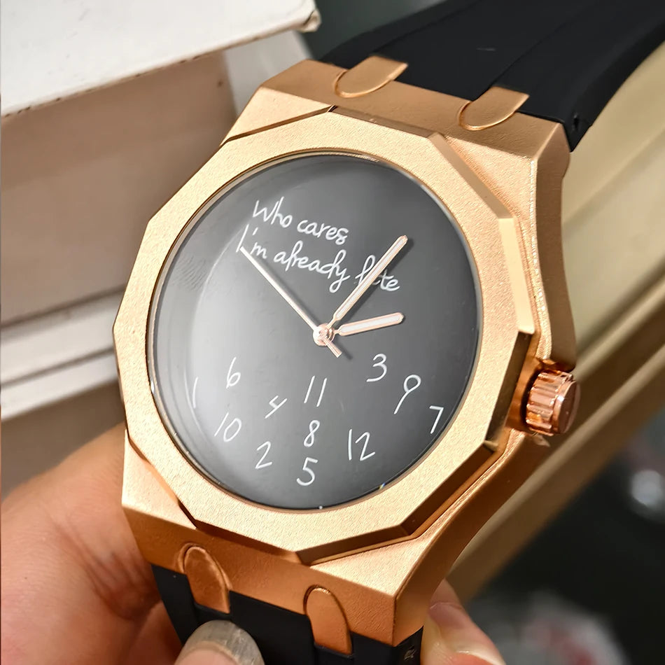 Lyxig herrklocka med åttkantigt boett och silikonarmband, vattentät, med en urtavla prydd med den humoristiska sloganen ”Who Cares I'm Already Late” (Än sen då, jag är ju redan sen).