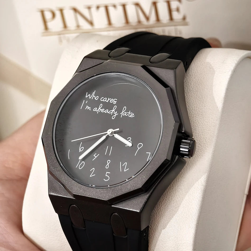 Lyxig herrklocka med åttkantigt boett och silikonarmband, vattentät, med en urtavla prydd med den humoristiska sloganen ”Who Cares I'm Already Late” (Än sen då, jag är ju redan sen).