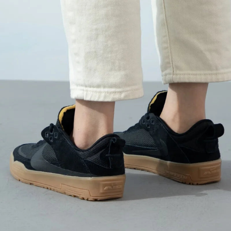 Nike's New Sb Series Lightweight and Comfortable Outdoor Women's Skate Shoes, Wear-Resistant and Durable for Daily Use, Low-Top White Shoes, Fashionable and Versatile Black Commuter Flat Shoes, a Must-Have for Women Fn4210-00