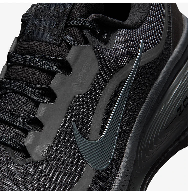 Nike Originals Vomero 18 slitstarka låga löparskor för herr HQ7001-001