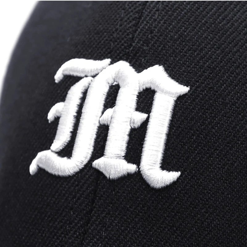 Szorosan illeszkedő, teljesen rugalmas, zárt sapka, „M” betűvel, hajlékony karimájú, új, trucker, férfi, flex, dad, hip-hop, baseball, snapback, napellenző, Era