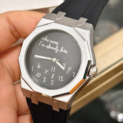 Lyxig herrklocka med åttkantigt boett och silikonarmband, vattentät, med en urtavla prydd med den humoristiska sloganen ”Who Cares I'm Already Late” (Än sen då, jag är ju redan sen).