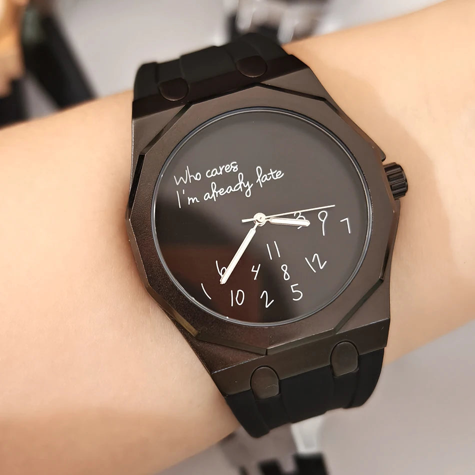 Lyxig herrklocka med åttkantigt boett och silikonarmband, vattentät, med en urtavla prydd med den humoristiska sloganen ”Who Cares I'm Already Late” (Än sen då, jag är ju redan sen).