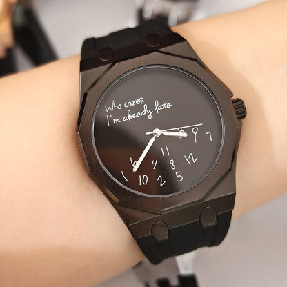 Lyxig herrklocka med åttkantigt boett och silikonarmband, vattentät, med en urtavla prydd med den humoristiska sloganen ”Who Cares I'm Already Late” (Än sen då, jag är ju redan sen).