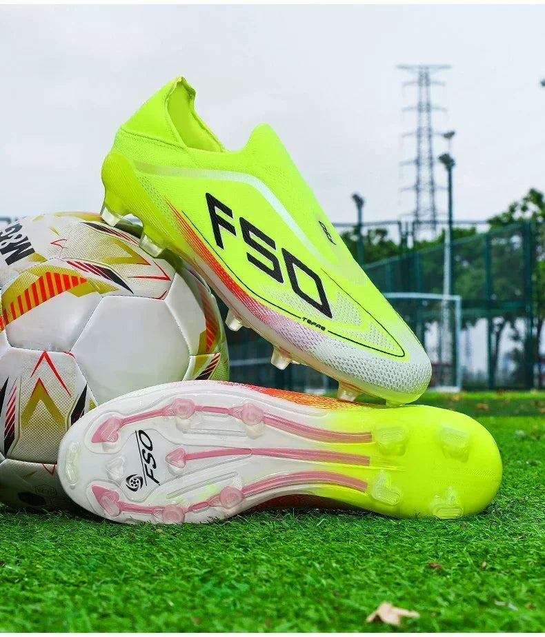 Nouvelles chaussures de football pour hommes, antidérapantes, à tige haute, pour terrain en herbe, chaussures de sport pour garçons, crampons d'extérieur très vendus, de haute qualité et légers.