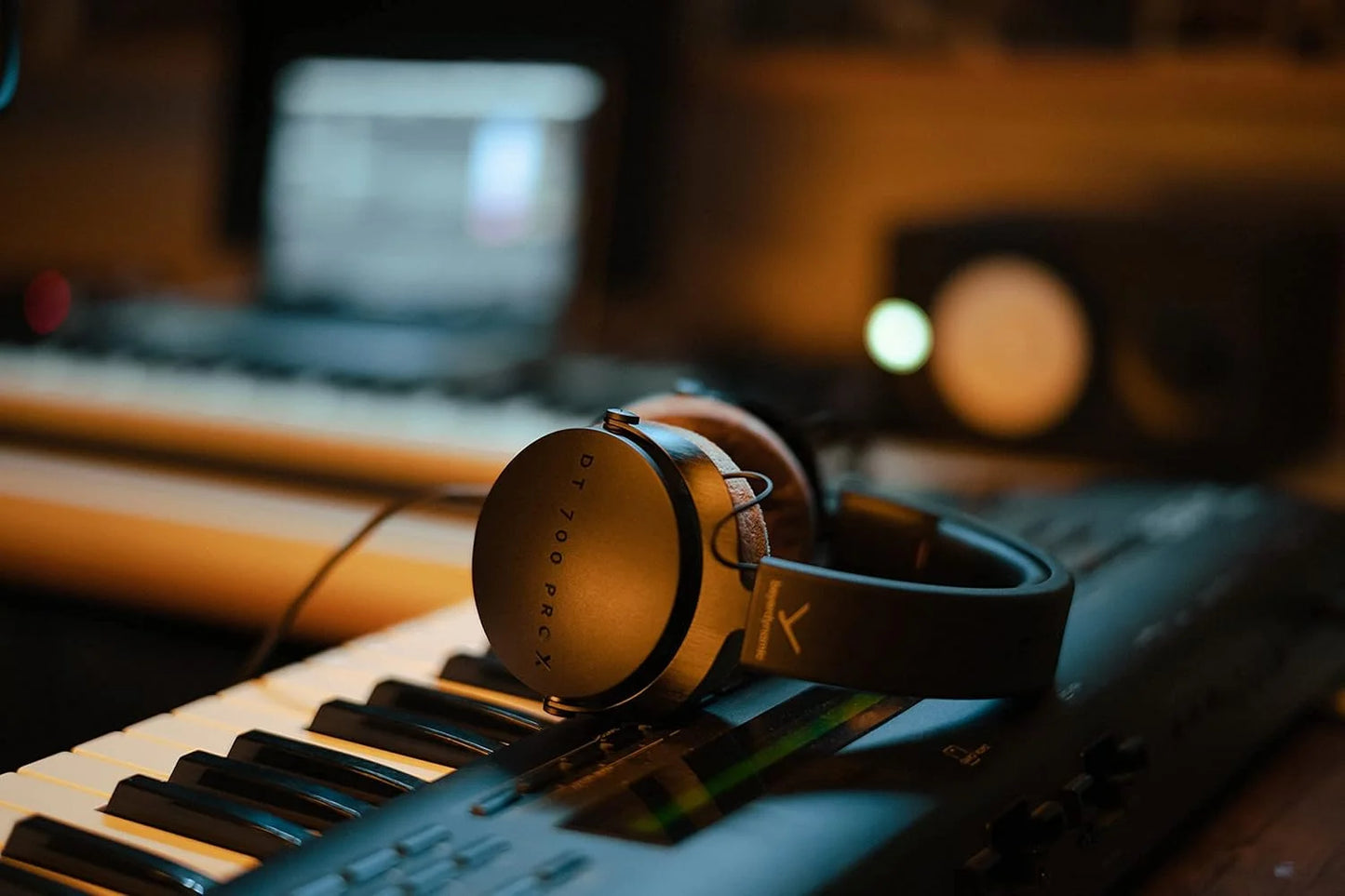 Beyerdynamic DT 700 PRO X Professional Studio Headphones – Closed-Back Over-Ear Monitoring Headset with Hi-Fi Sound