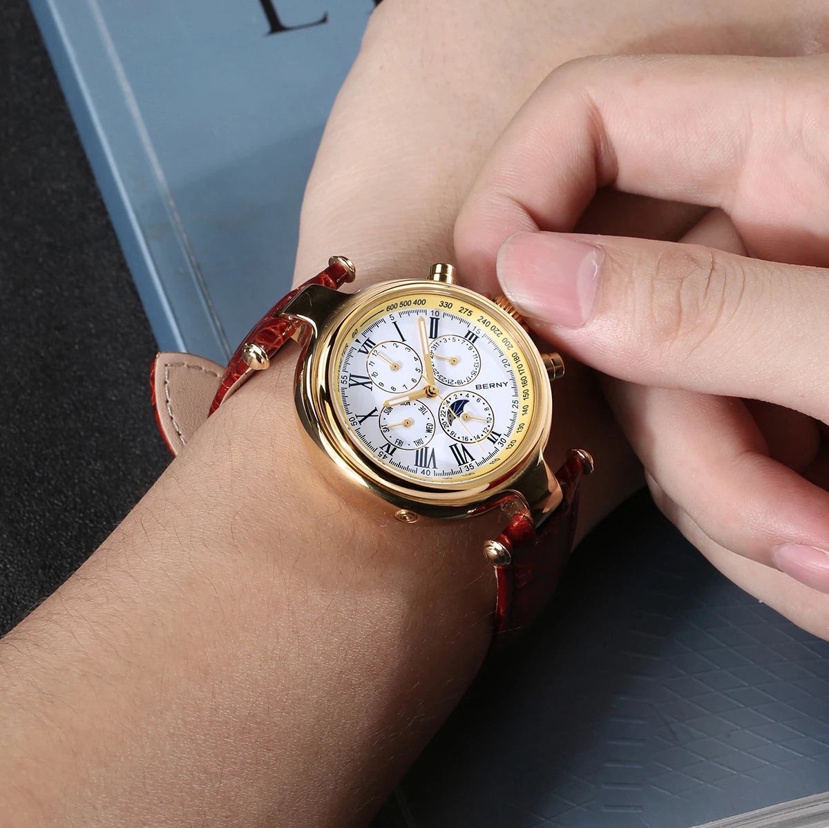 Montre automatique pour homme BERNY, style rétro, avec affichage Soleil et Lune, aiguilles luminescentes et mouvement ST1652 ; une montre mécanique classique et élégante, dotée d'un bracelet en cuir véritable.