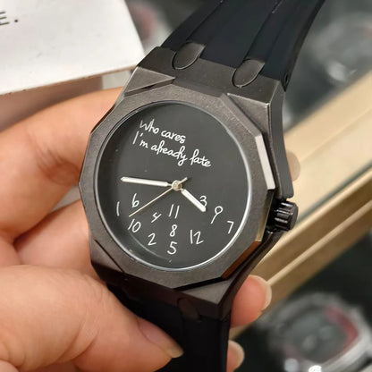 Lyxig herrklocka med åttkantigt boett och silikonarmband, vattentät, med en urtavla prydd med den humoristiska sloganen ”Who Cares I'm Already Late” (Än sen då, jag är ju redan sen).